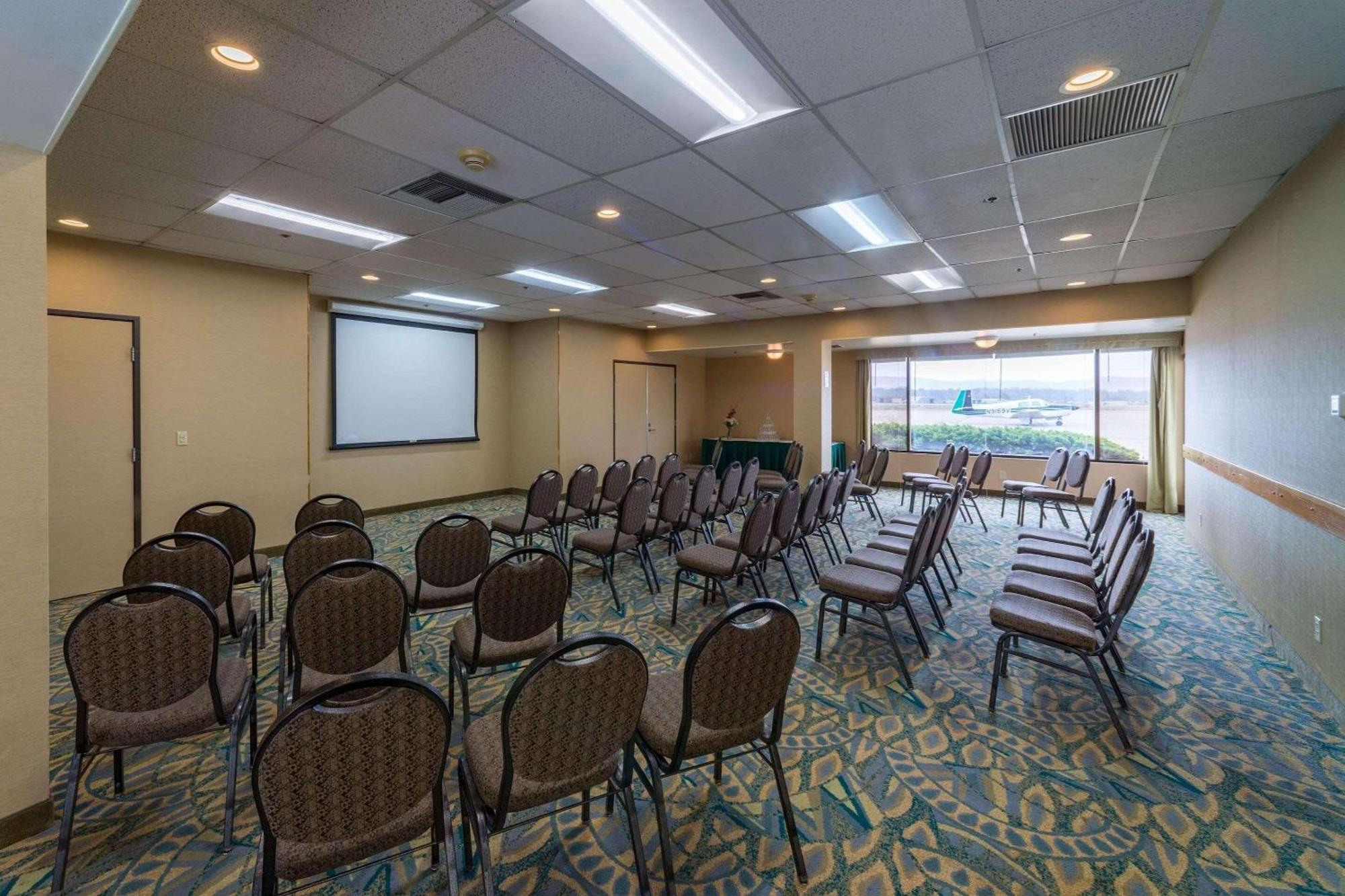 Radisson Hotel Santa Maria Екстер'єр фото